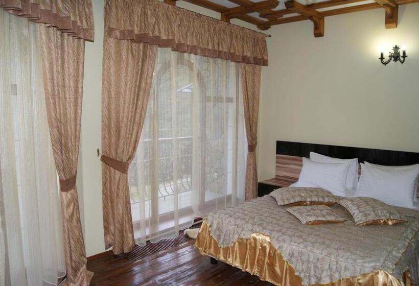 سوئیت جونیور با چشمانداز کوهستان, Dykyi Med