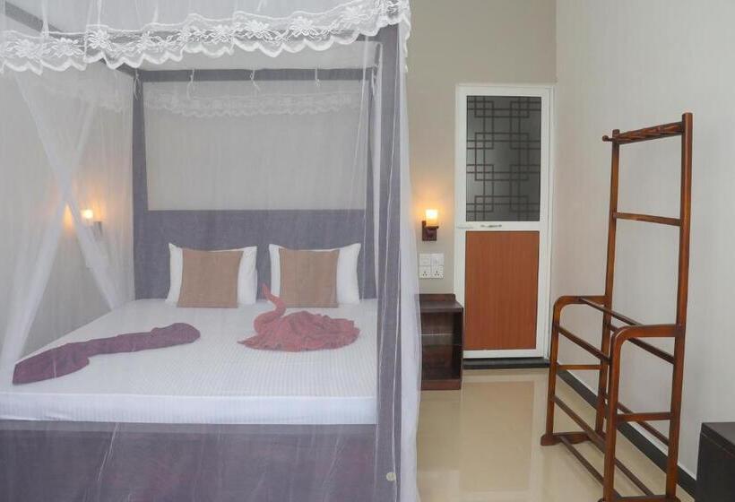 Deluxe Room King Size Bed, Tinara River Inn, Weligama