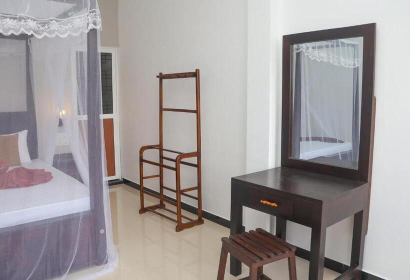 Deluxe Room King Size Bed, Tinara River Inn, Weligama