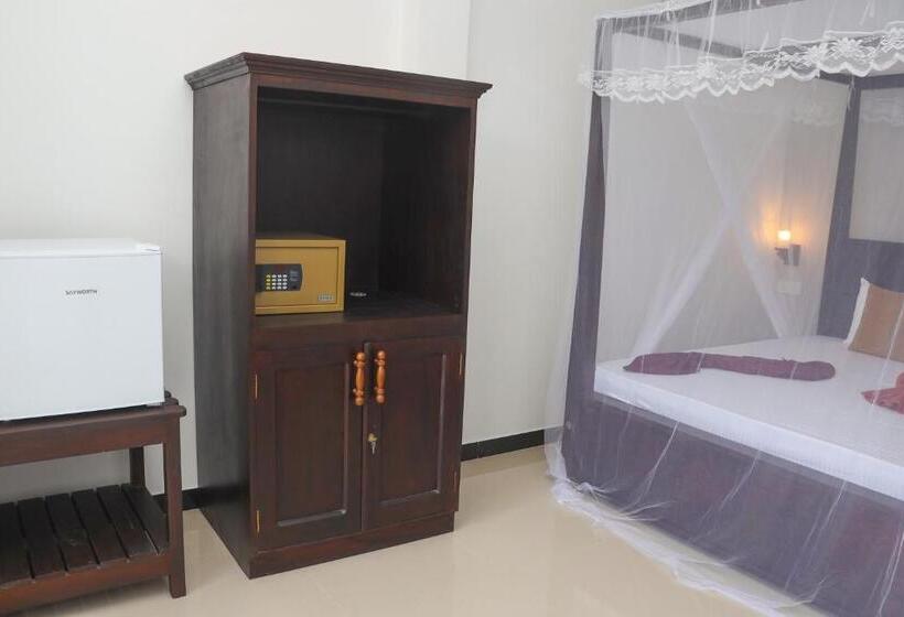 Deluxe Room King Size Bed, Tinara River Inn, Weligama