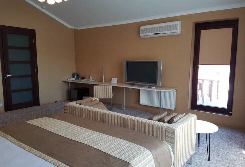 سوئیت با بالکن, Zs Club