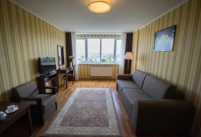 سوییت جونیور, Lisova Pisnia Resort