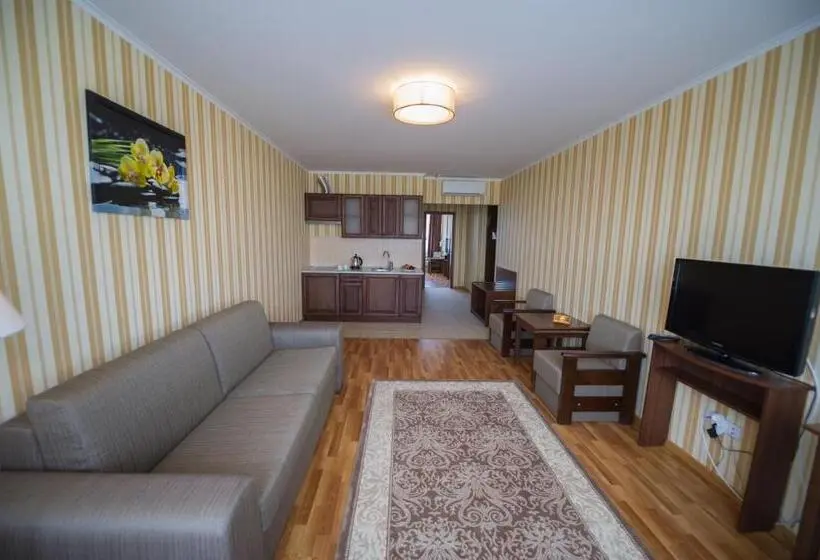 سوییت جونیور, Lisova Pisnia Resort