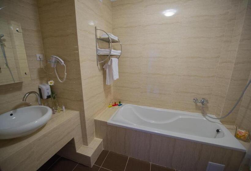 주니어 스위트, Lisova Pisnia Resort