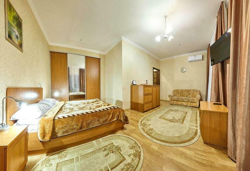 جناح جونيور, Resort Hotel Karpaty