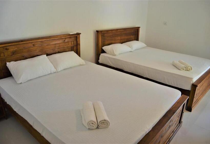 اتاق خانوادگی با چشم‌انداز باغ, Shim Beach Resort