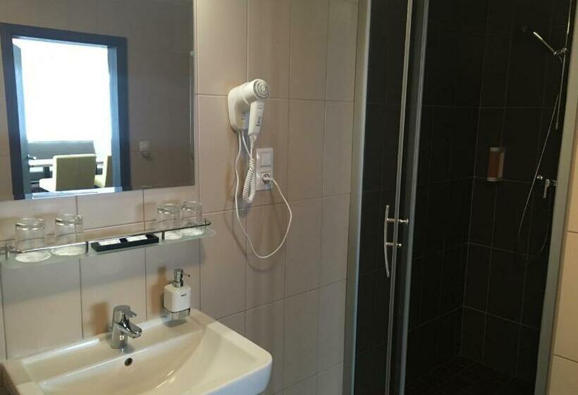 四人标准间, Arena