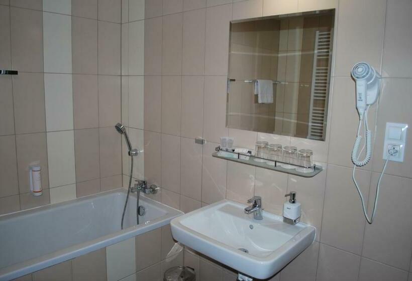 四人标准间, Arena