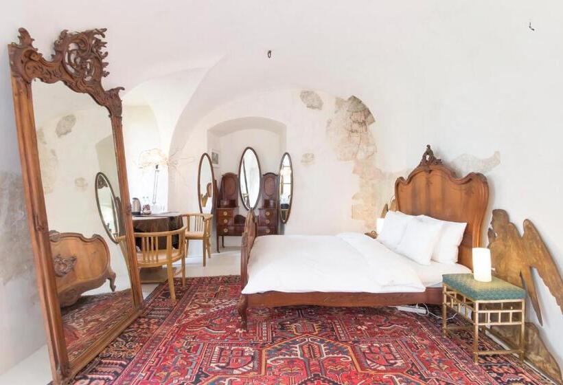 Номер Стандарт, Chateau Třebešice