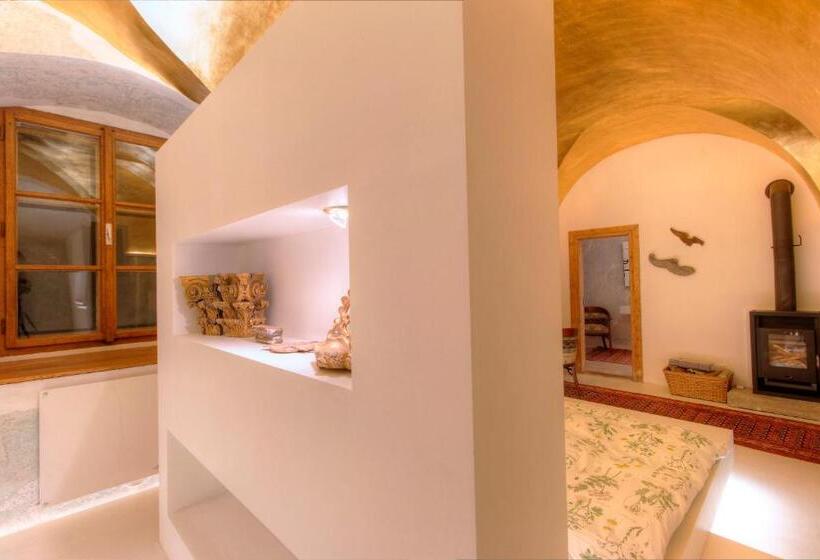 חדר בסיסי, Chateau Třebešice