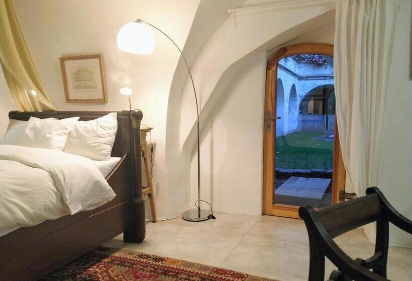 חדר אקונומי, Chateau Třebešice