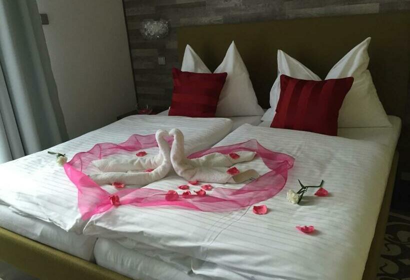 חדר דלוקס, Freud