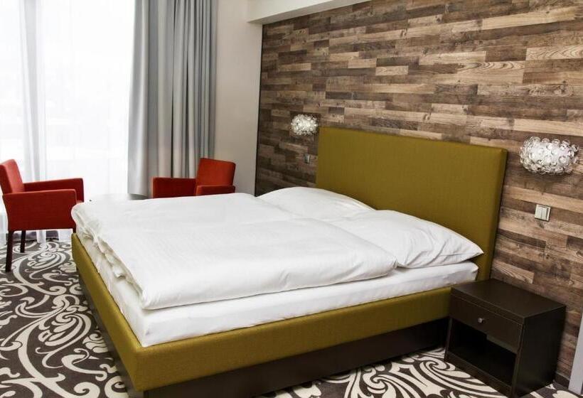 חדר דלוקס, Freud