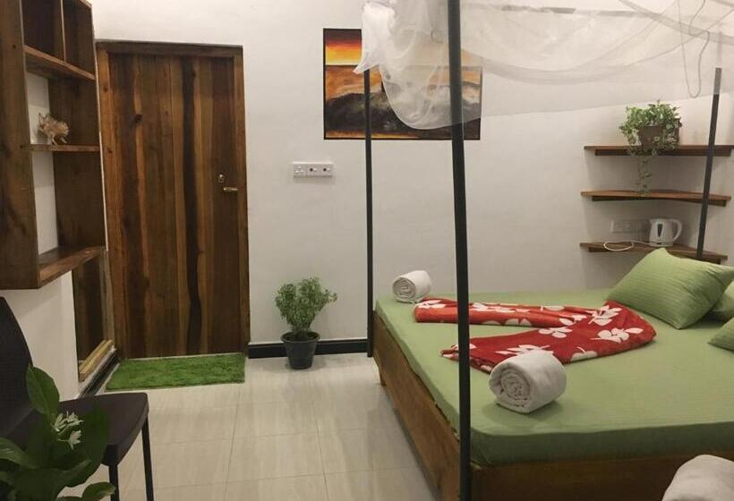 اتاق لوکس سه تخته, Garden Cottage Arugambay