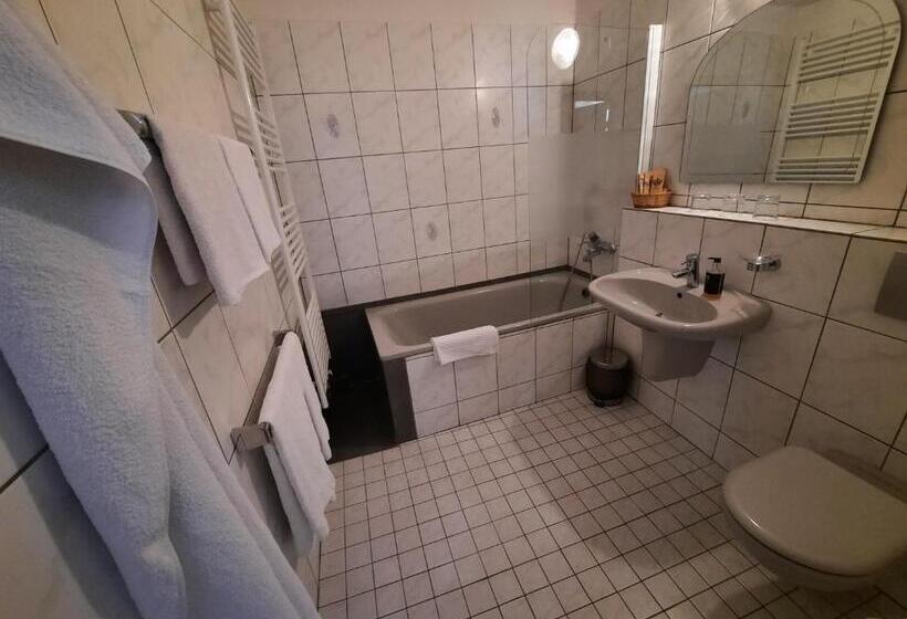 חדר סטודיו סטנדרד, Koruna