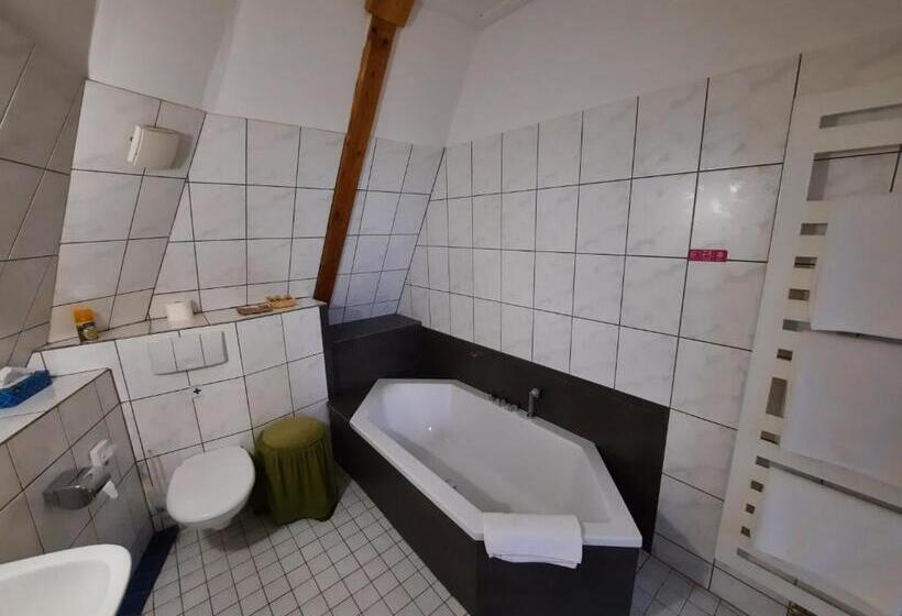 סטודיו סופריור, Koruna