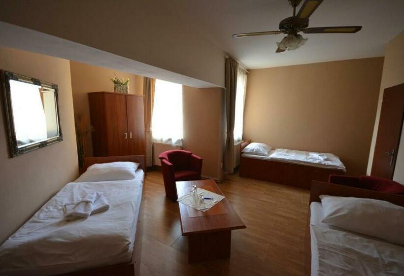 اتاق استاندارد سه نفره, Taurus