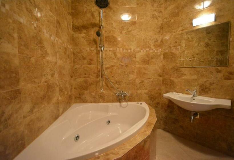 اتاق استاندارد سه نفره, Taurus