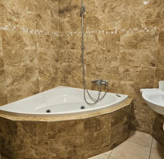 اتاق استاندارد سه نفره, Taurus