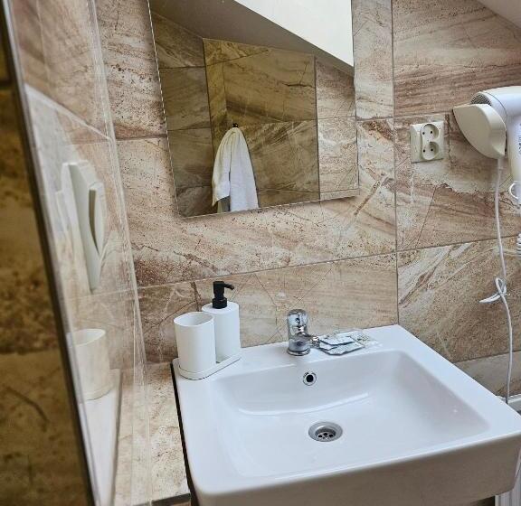 اتاق استاندارد سه نفره, Taurus