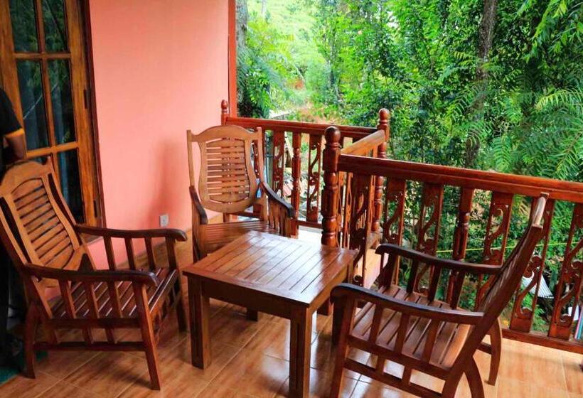 带阳台的三人标准间, Tea Forest Lodge