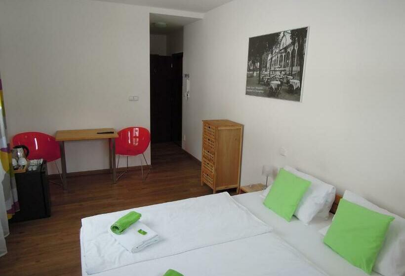 غرفة قياسية, U Kabinky