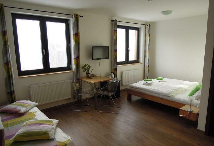 غرفة قياسية ثلاثية, U Kabinky