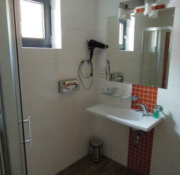 غرفة قياسية ثلاثية, U Kabinky