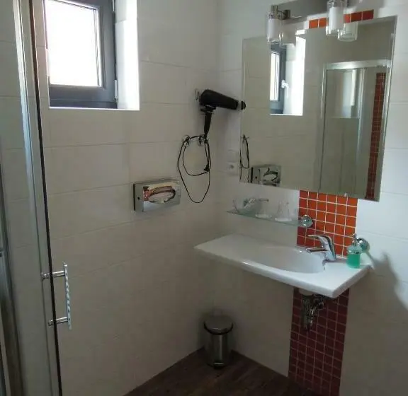 Standard Kolmen Hengen Huone, U Kabinky