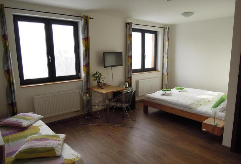 غرفة قياسية رباعية, U Kabinky