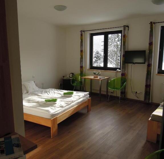 غرفة قياسية رباعية, U Kabinky