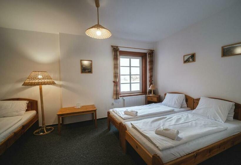 חדר סטנדרט לשלושה, Večernice