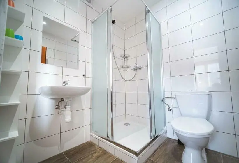 Standard Neljän Hengen Huone, Večernice