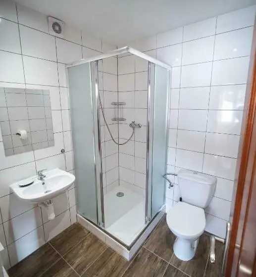 Standard Neljän Hengen Huone, Večernice