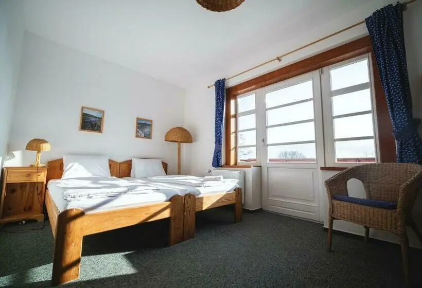 Standard Neljän Hengen Huone, Večernice