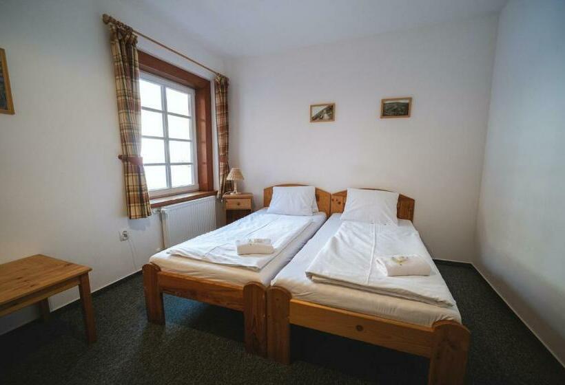 חדר סטנדרט לשלושה, Večernice