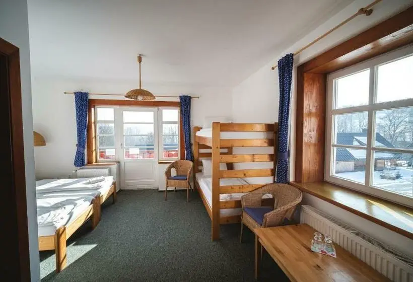 Standard Neljän Hengen Huone, Večernice