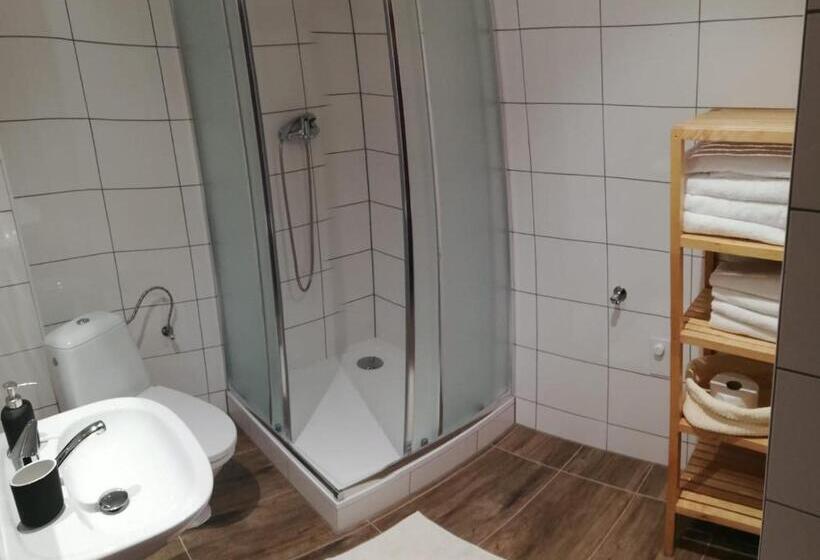 דירת חדר, Večernice