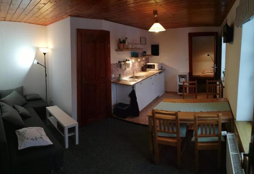 דירת חדר, Večernice