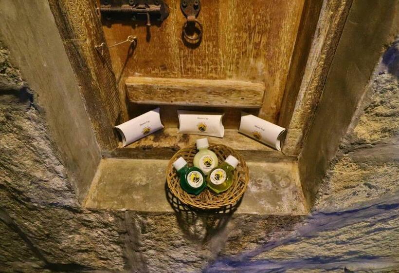 Семейный Номер, The Other Corner Habarana