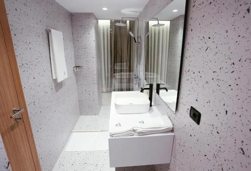 Suite with Terrace, 12
