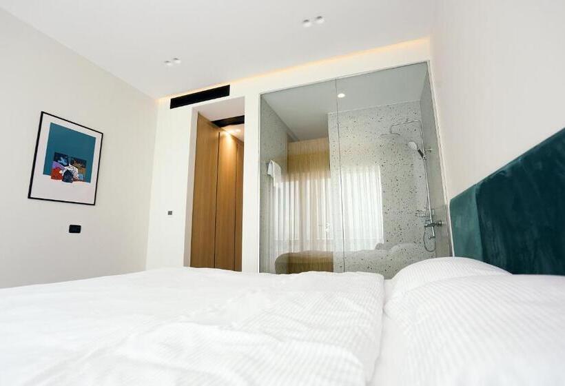 Suite with Terrace, 12