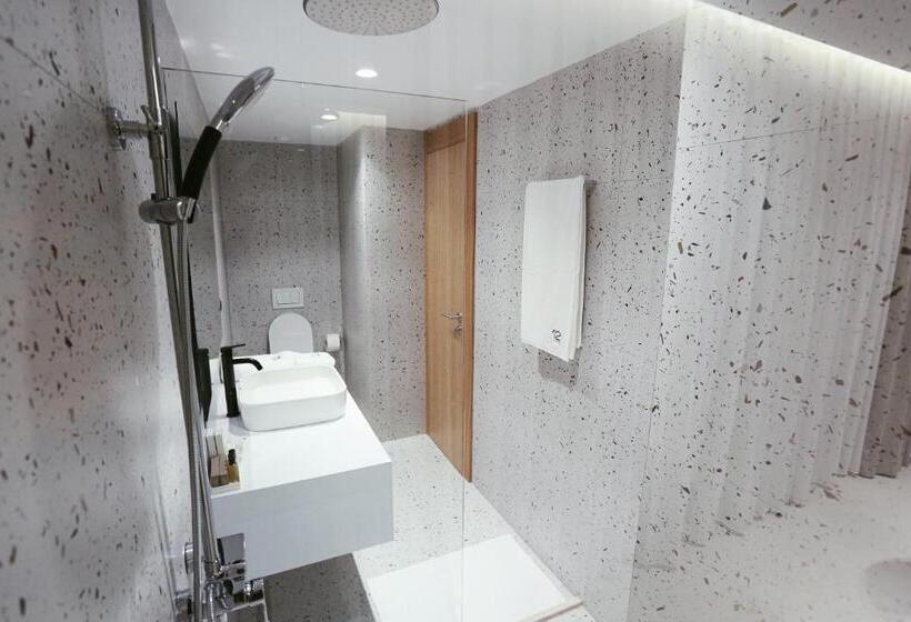 Suite with Terrace, 12
