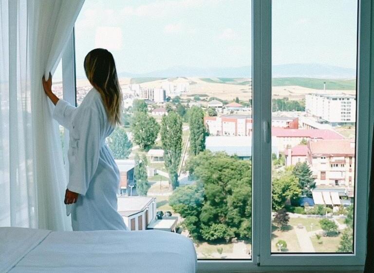 مجموعه ویستا شهر, 12
