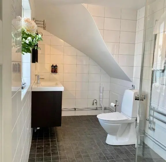 Talo 2 Makuuhuonetta, Grenna Hotell