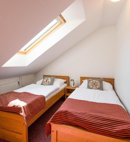 דירת חדר, Admiral