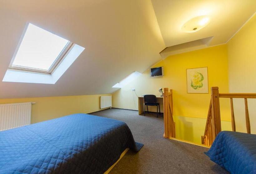 اتاق استاندارد سه نفره, Bar Grafaite