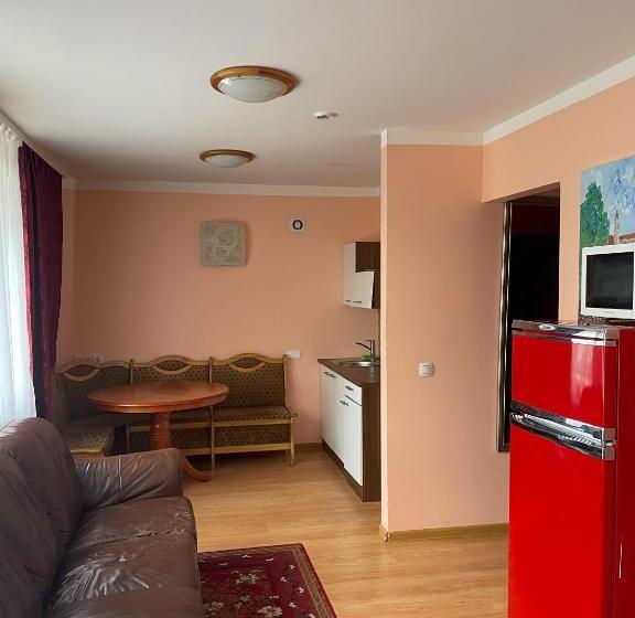 اتاق استاندارد سه نفره, Bed And Breakfast Taurage Center