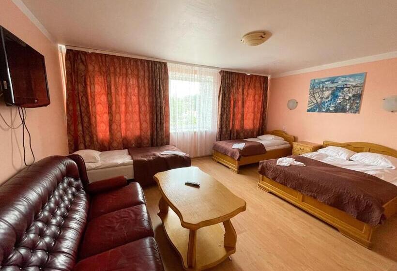 اتاق استاندارد سه نفره, Bed And Breakfast Taurage Center