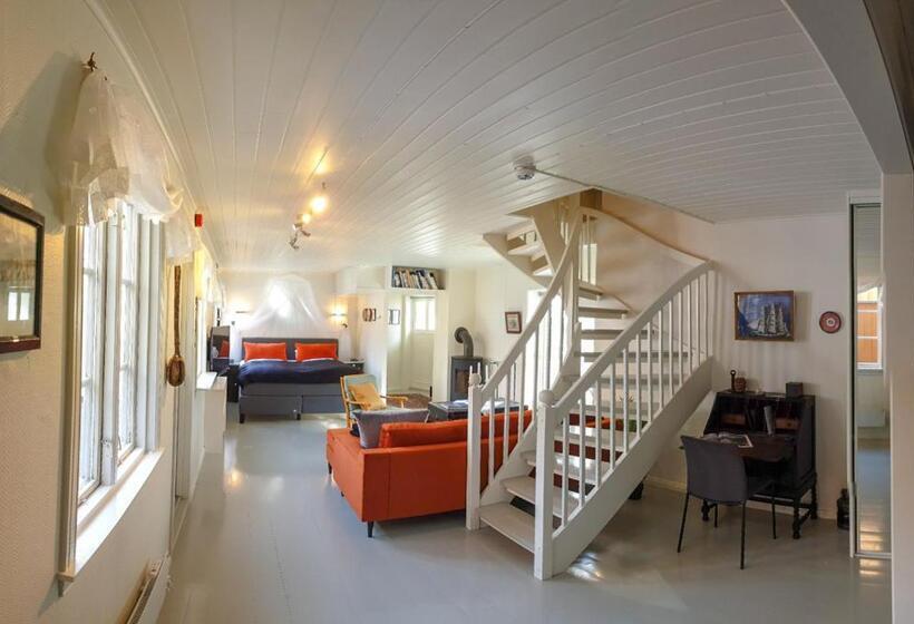 Люкс с Балконом, Det Lille